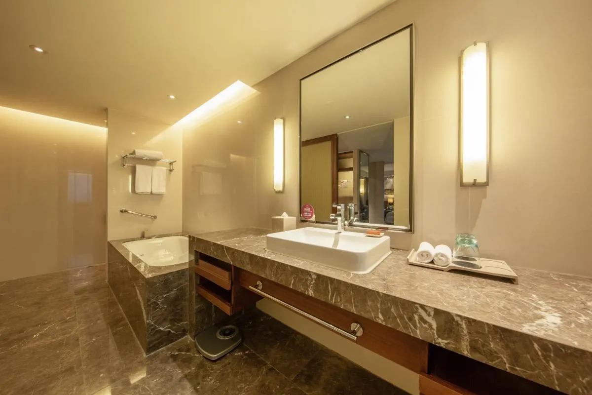 Image 3 of Crowne Plaza Guangzhou City Centre, an IHG Hotel – SKYLINE 63 BAR enjoy the Guangzhou city view