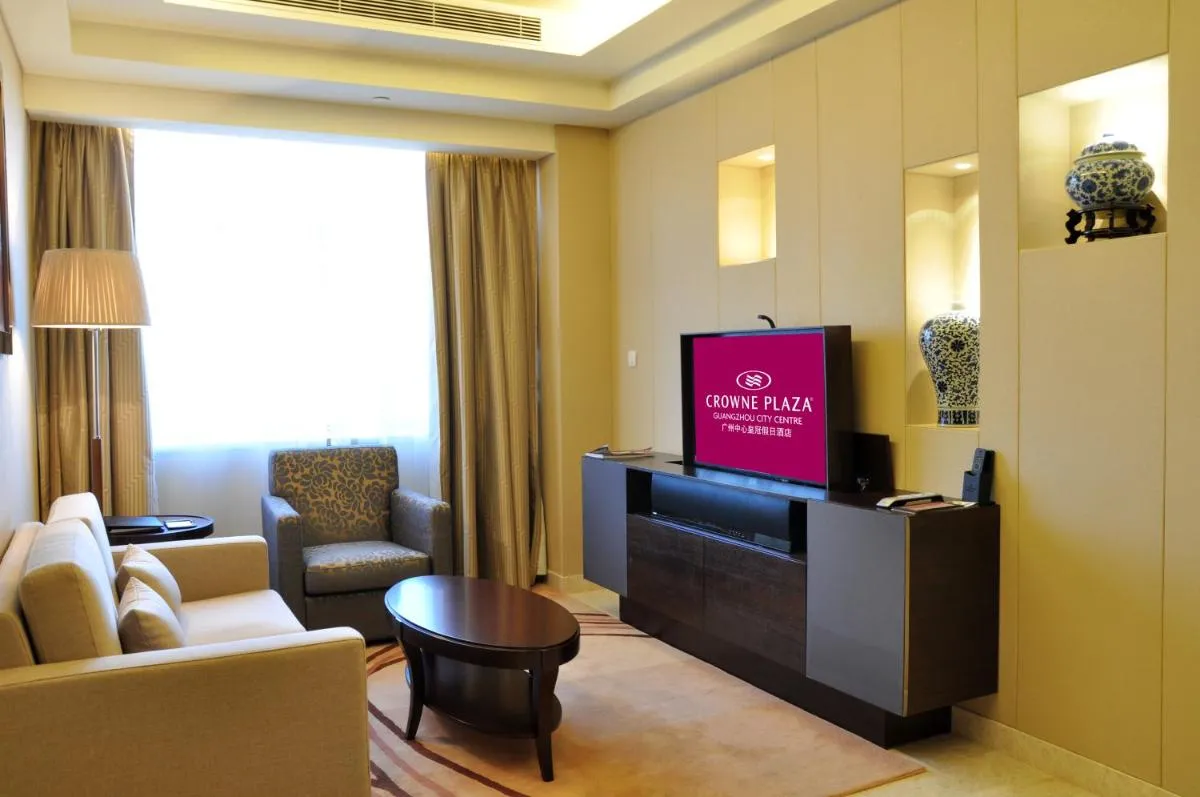 Image 6 of Crowne Plaza Guangzhou City Centre, an IHG Hotel – SKYLINE 63 BAR enjoy the Guangzhou city view