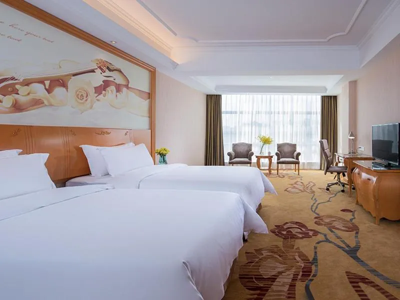Image 1 of Vienna International Hotel Guangzhou Changlong Qifu Xincun