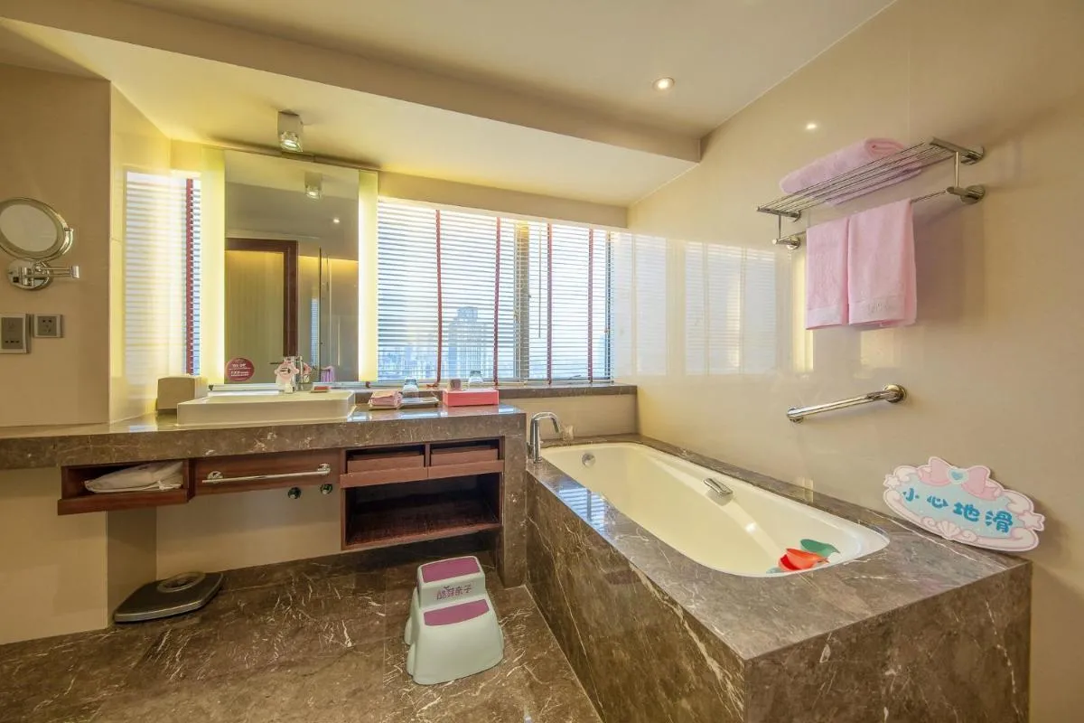 Image 2 of Crowne Plaza Guangzhou City Centre by IHG – Free shuttle between hotel and Exhibition Center during Canton Fair & Exhibitor registration Counter