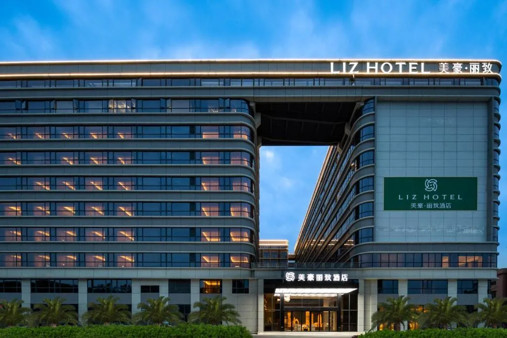 Image of Guangzhou Baiyun Airport MeHood Liz Hotel Free Shuttle Bus to the 137th Canton Fair Complex & Official Registration Agency