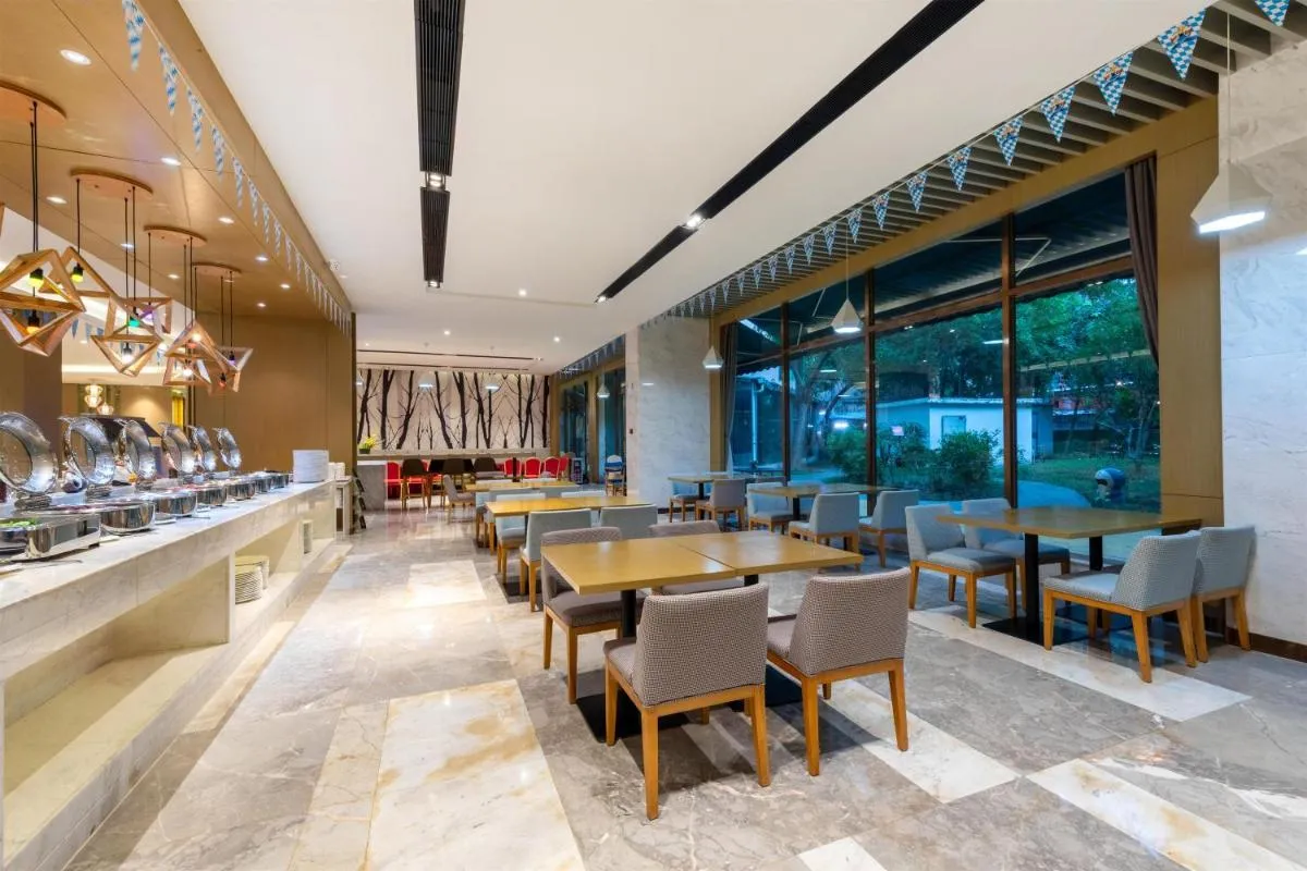 Image 3 of Guangzhou Baiyun Airport Rejoice by Argyle Hotel Rehe Metro Exit B –Free shuttle bus is provided during the 137th Canton Fair